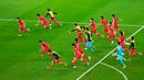 Para pemain Korea Selatan merayakan setelah mengalahklan Portugal pada pertandingan sepak bola Grup H Piala Dunia 2022 di Education City Stadium, Al Rayyan, Qatar, 2 Desember 2022. Korea Selatan melaju ke babak 16 besar Piala Dunia 2022 usai menaklukkan Portugal dengan skor 2-1. (AP Photo/Darko Bandic)