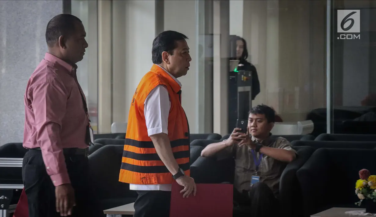 Tersangka kasus korupsi e-KTP Setya Novanto hadir untuk menjalani pemeriksaan kembali di Gedung KPK, Jakarta, Kamis (30/11). Setnov diperiksa oleh Mahkamah Kehormatan Dewan (MKD) DPR RI terkait dugaan pelanggaran kode etik. (Liputan6.com/Faizal Fanani)