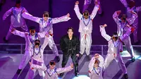 Suara teriakan dari puluhan ribu pendukung yang memadati Al Bayt Stadium terus menggema ketika Jungkook melantunkan lagu Dreamers. (AFP/Kirill Kudrayavtsev)