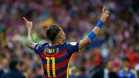 Penyerang Barcelona, Neymar melakukan selebrasi usai mencetak gol kegawang Sevilla pada final Piala Copa del Rey di Madrid, (23/5). Barcelona menang atas Sevilla dengan skor 2-0. (Reuters / Juan Medina)