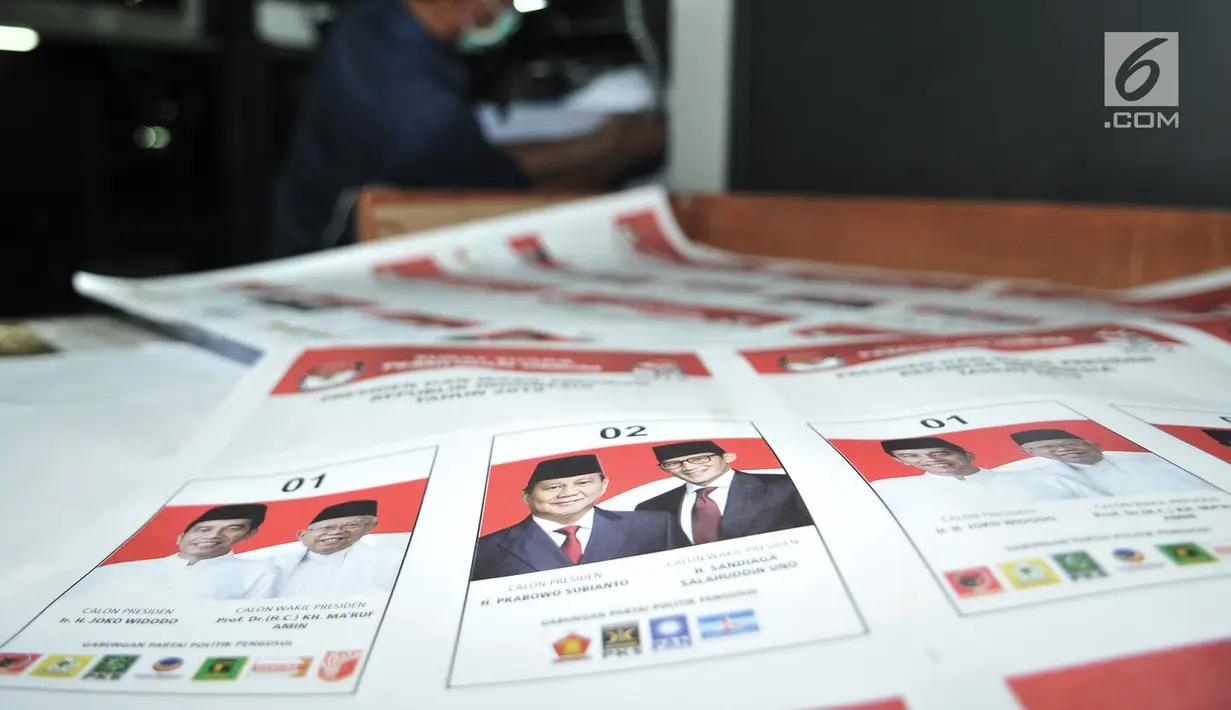Surat suara Pilpres 2019 terlihat saat pencetakan perdana di PT Aksara Grafika Pratama, Jakarta, Minggu (20/1). KPU memberikan kepercayaan PT Aksara Grafika Pratama untuk mencetak kebutuhan surat suara 72,35 juta lembar. (Merdeka.com/Iqbal S. Nugroho)