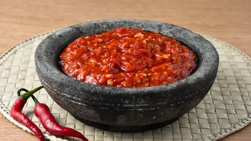 Sambal Acan Segar: Sambal khas Banjar dengan irisan mangga muda dan aroma terasi yang menggugah selera