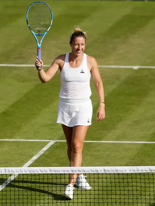 Petenis Prancis, Pauline Parmentier tersenyum usai mengalahkan petenis Rusia, Maria Sharapova dalam pertandingan tunggal putri di hari kedua Wimbledon Tennis Championships di London, Inggris (2/7/2019). Sharapova takluk atas Parmentier 6-4, (4) 6-7, 0-5. (AP Photo/Tim Irlandia)