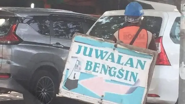 7 Kesalahan di Spanduk Kaki Lima Ini Bikin Mikir Keras
