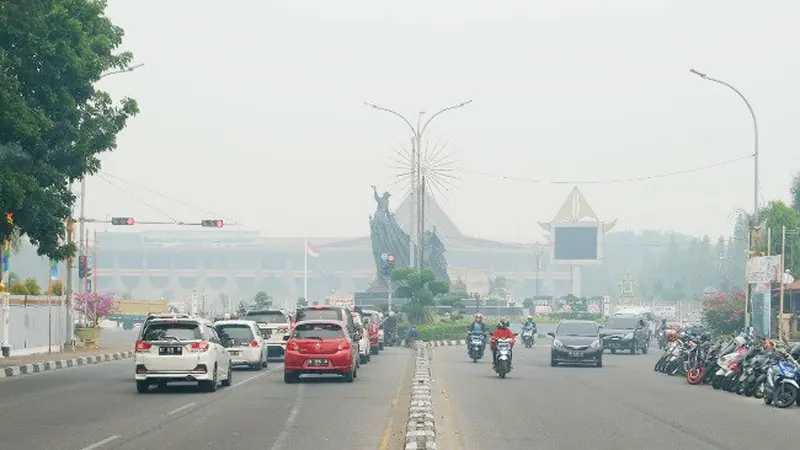 Kabut asap pekat hasil kebakaran lahan yang menyelimuti Kota Pekanbaru, Riau.