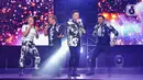 Grup boyband Westlife tampil pada konsernya yang bertajuk “Westlife The Wild Dreams Tour 2023 Jakarta” di Stadion Madya GBK, Jakarta, Sabtu (11/2/2023). Tak butuh waktu lama bagi boyband Westlife membakar semangat penonton di konser bertajuk The Wild Dreams Tour 2023. (Liputan6.com/Angga Yuniar)