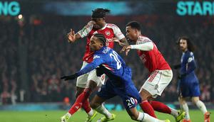 Joao Pedro dikawal ketat Noni Madueke dan Gabriel Magalhaes di laga Arsenal vs Chelsea di semifinal kedua EFL Cup di Emirates Stadium, Rabu (04/02/2026) dini hari WIB. (AP Photo/Ian Walton)