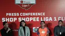 Perwakilan Shopee, EMTEK dan klub saat konferensi pers launching official merchandise 5 klub di Holywings, Jakarta, Selasa (23/7). Shoppe hadirkan official shop dari 5 klub Liga 1.