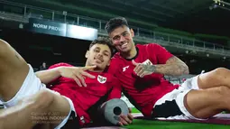 Pemain Timnas Indonesia, Dean James (kiri) dan Mees Hilgers saat melakukan latihan perdana menjelang laga putaran ketiga Kualifikasi Piala Dunia 2026 melawan Australia di Stadion Netstrata Jubilee, Sydney, Selasa (18/03/2025) waktu setempat. (Dok. PSSI)