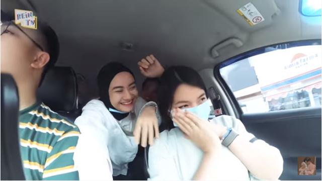 Pertama Kali ke Manado, Ini 6 Momen Hangat Dinda Hauw dan Kakak Rey Mbayang