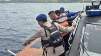 Kepala Kantor Basarnas Maumere, Fathur Rahman, mengatakan bahwa pada hari kedua pencarian, tim gabungan menemukan barang-barang yang diduga milik kapal KM Putri Sakinah berupa tabung gas, serpihan atau puing kapal KM Putri Sakinah, dan bagian kamar nahkoda. Tampak dalam foto yang dirilis oleh Badan Nasional Pencarian dan Penyelamatan (BASARNAS) Indonesia pada Sabtu, 27 Desember 2025, memperlihatkan para penyelamat memeriksa puing-puing yang diyakini berasal dari kapal wisata yang tenggelam, di dekat Pulau Padar, Taman Nasional Komodo, Indonesia. (BASARNAS via AP)