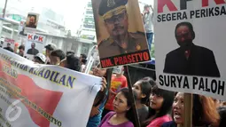 Massa membawa sejumlah poster saat aksi di depan Gedung KPK, Jakarta, Senin (4/1/2016). Mereka menuntut KPK untuk mengusut tuntas aliran dana bansos yang diberikan Gubernur Sumut, Gatot Pujo Nugroho kepada sejumlah pihak. (Liputan6.com/Helmi Afandi)