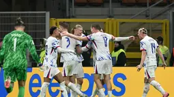 Raihan ini mengakhiri penantian Norwegia selama 28 tahun untuk kembali berlaga pada ajang sebesar Piala Dunia. Tampak dalam foto, kapten Timnas Norwegia, Erling Braut Haaland merayakan gol kedua timnya bersama rekan-rekannya selama pertandingan kualifikasi Piala Dunia 2026 zona Eropa melawan Italia di Stadion San Siro, Milan, pada 16 November 2025. (Stefano RELLANDINI/AFP)