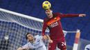 Pemain AS Roma, Marash Kumbulla, duel udara dengan pemain Verona, Kevin Lasagna, pada laga Liga Italia di Stadion Olimpico, Roma, Minggu (31/1/2021). AS Roma menang dengan skor 3-1. (Fabio Rossi/LaPresse via AP)