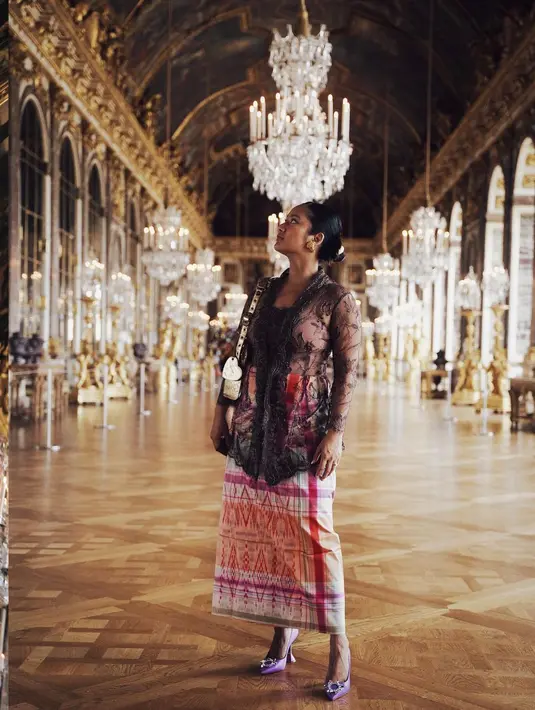 Memiliki gaya tersendiri, Tara Basro menawan dengan mengenakan kebaya lengkap disertai sentuhan mewah dari sepatu hingga tas. (Foto: Instagram/ Tara Basro)