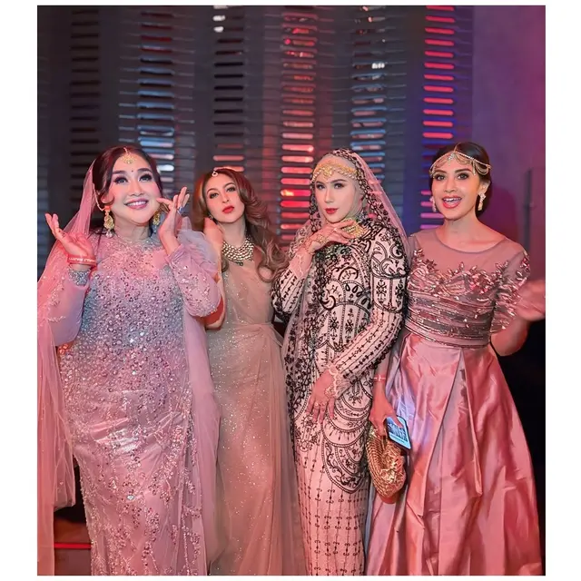 10 Artis Pakai Busana India di Acara Diwali 2025, Luna Maya hingga Wulan Guritno
