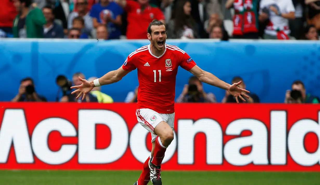 Gareth Bale melakukan selebrasi usai mencetak gol ke gawang Slovakia saat laga Euro 2016 di Stade de Bordeaux, Prancis (11/6). Wales berhasil membungkam Slovakia dengan skor 2-1 (Reuters/ Sergio Perez)