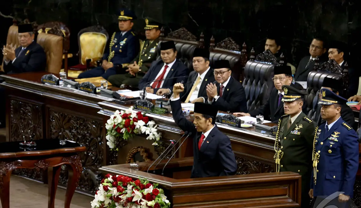 Presiden Terpilih Joko Widodo mengepalkan tangannya usai membacakan pidatonya saat pelantikan di Senayan, Jakarta, Senin (20/10/2014) (Liputan6.com/Andrian M Tunay)