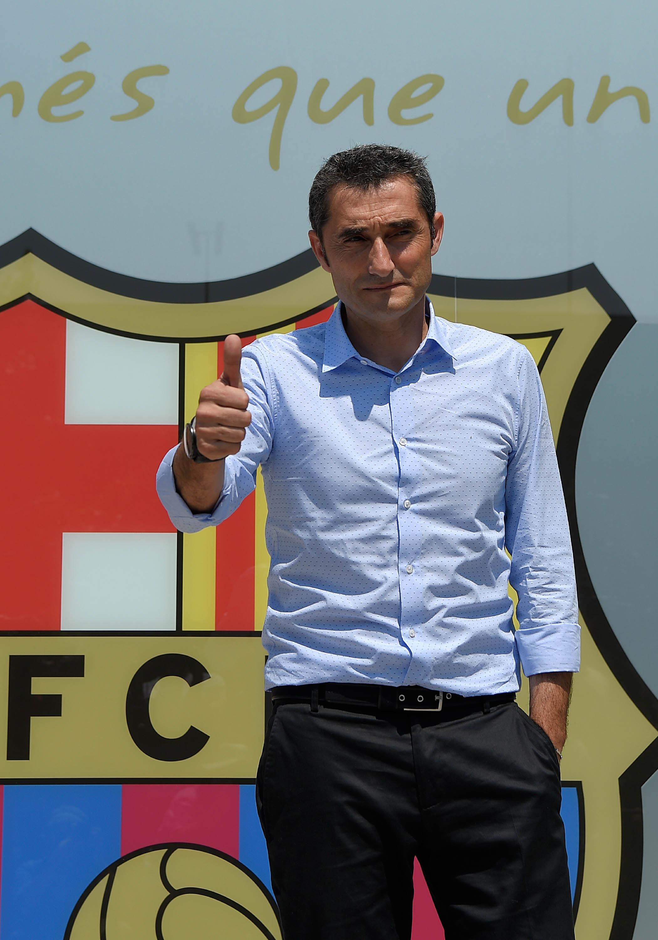 Pelatih baru Barcelona, Ernesto Valverde mendukung Antonio Conte. (AFP/Lluis Gene)