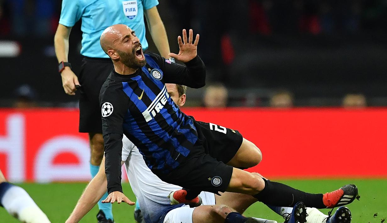 Ekspresi gelandang Inter Milan, Borja Valero saat dijatuhkan pemain Tottenham Hotspur pada laga lanjutan Liga Champions yang berlangsung di stadion Wembley, Inggris, Kamis (29/11). Inter Milan kalah 0-1 atas Tottenham Hotspur (AFP/Ben Stansall)