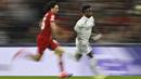 Pemain Liverpol, Trent Alexander-Arnold (kiri) berebut bola dengan pemain Real Madrid, Vinicus Junior pada laga 16 besar Liga Champions 2022/2023 yang berlangsung di Santiago Bernabeu, Madrid, Spanyol, Kamis (16/03/2023) WIB. Laga dimenangkan oleh Real Madrid dengan skor 1-0. (AFP/Javier Soriano)