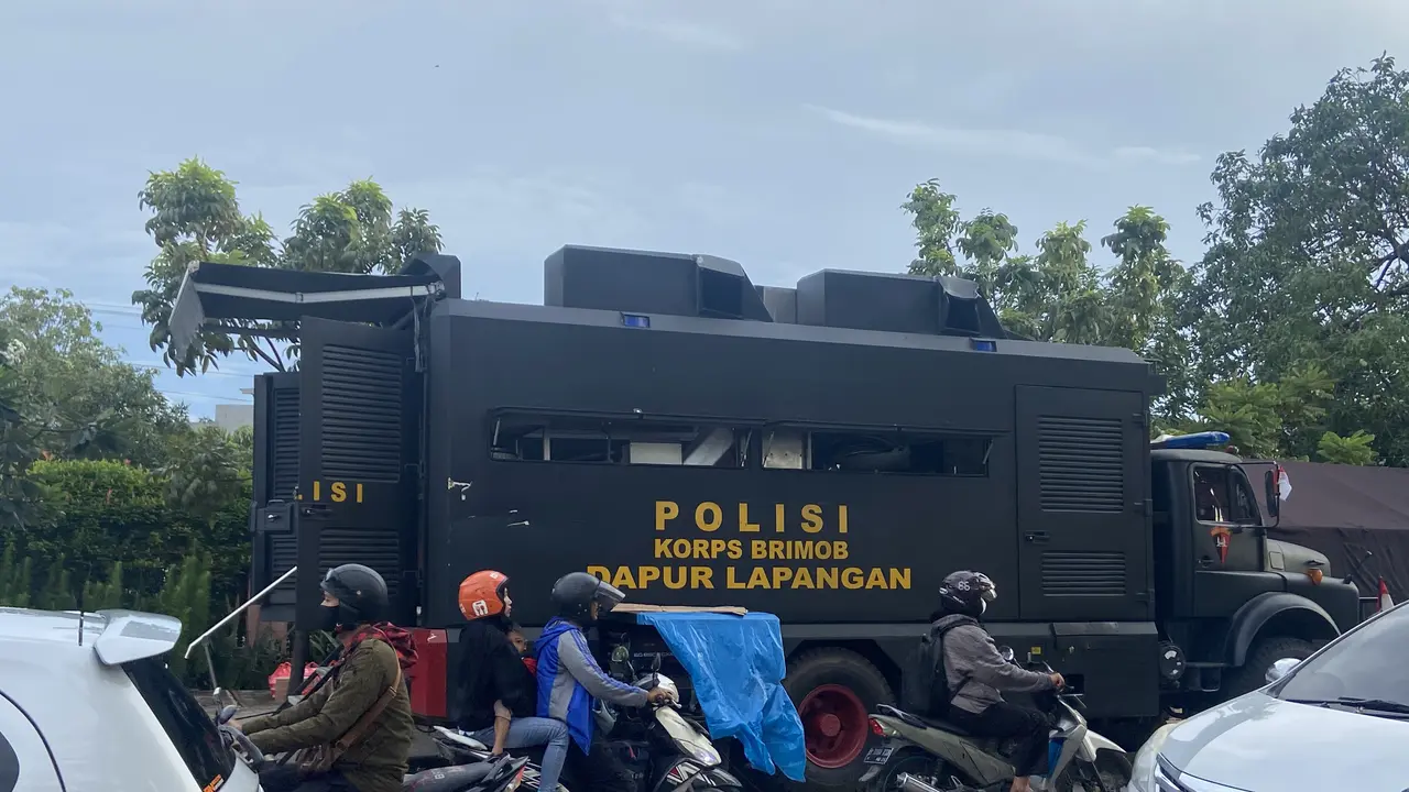 Korps Brimob Polda Metro Jaya mendirikan dapur lapangan di lokasi kebakaran Depo Pertamina Plumpang, Koja, Jakarta Utara.