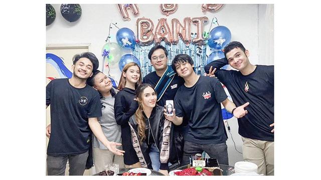 6 Potret Kejutan Ulang Tahun Arbani Yasiz ke-26, Ada Calon Mertua