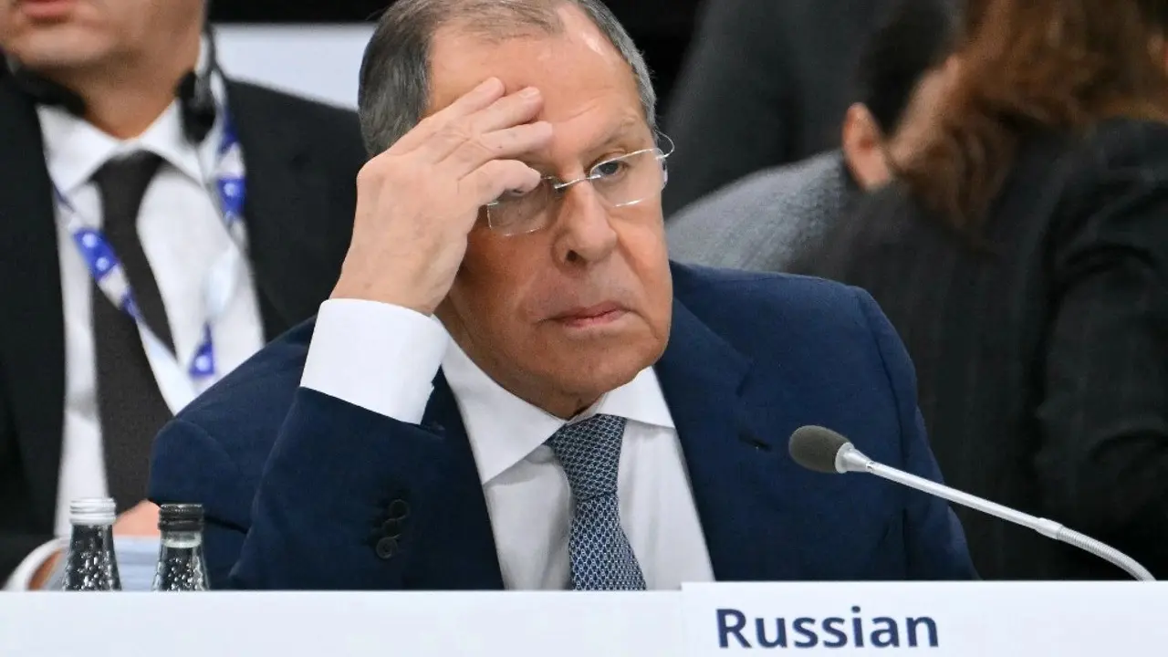 Menteri Luar Negeri Rusia Sergei Lavrov memberi isyarat saat menghadiri sesi pleno KTT Menteri Organisasi Keamanan dan Kerja Sama Eropa (OSCE) ke-31 di Ta'Qali, Malta, pada 5 Desember 2024.  (Alberto PIZZOLI / POOL / AFP)