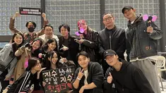 Keluarga Snowdrop foto bareng Jisoo di belakang panggung. [Foto: Twitter/ @snowdropics]