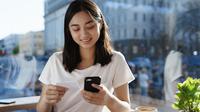 Ilustrasi wanita transaksi digital menggunakan smartphone/Shutterstock.