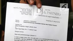 Pengacara pedangdut Saipul Jamil, Deddy DJ menunjukkan surat permohonan penerbitan salinan atau petikan putusan di PN Jakarta Utara, Senin (21/1). Menurut Deddy, Saipul Jamil kemungkinan bebas dari penjara dua bulan lagi. (Kapanlagi.com/Bayu Herdianto)