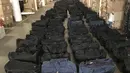 Ratusan tas berisi kokain ditunjukkan di Hamburg, Jerman (2/8/2019). Bea Cukai Hamburg mengatakan obat-obatan terlarang itu ditemukan dua minggu lalu di sebuah peti kemas yang menuju Belanda dari Uruguay selama pencarian di kota pelabuhan utara Hamburg. (Hamburg Customs Investigation Office/AFP)