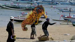 Event yang diisi dengan festival dan lomba layang-layang ini dalam rangka memeriahkan peringatan Hari Kemerdekaan ke-79 Republik Indonesia. (SONNY TUMBELAKA/AFP)