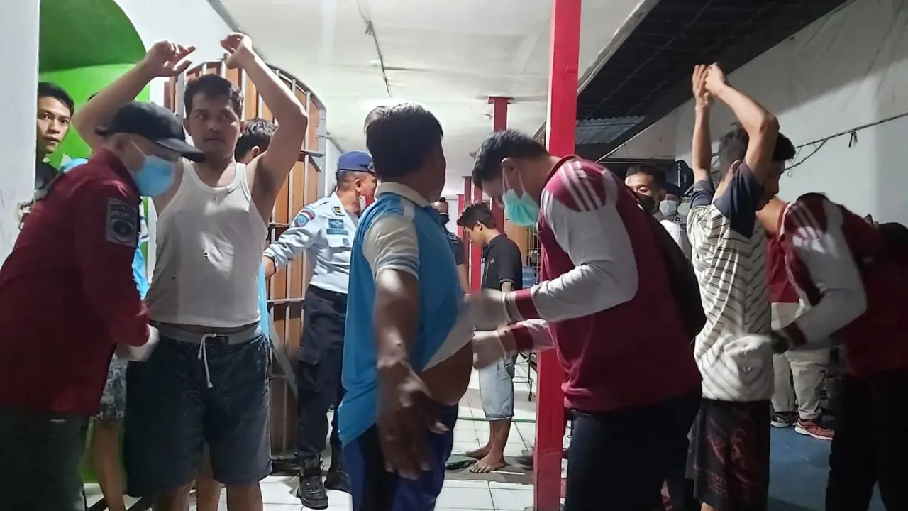 Suasana penggeledahan di Lapas Jombang. (Dian Kurniawan/Liputan6.com)