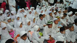 Ribuan anak yatim menghadiri tahlilan tujuh hari kematian Olga Syahputra di kawasan Duren Sawit, Jakarta, Jumat (3/4/2015). Komedian 32 tahun itu meninggal akibat sakit meningitis yang dideritanya. (Liputan6.com/Herman Zakharia)