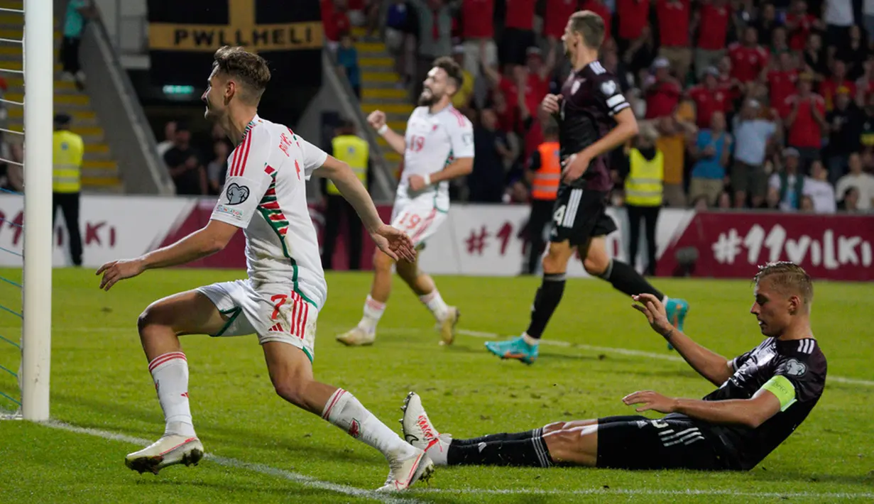 Pemain Wales David Brooks (kiri) melakukan selebrasi usai mencetak gol ke gawang Latvia pada pertandingan sepak bola Grup D Kualifikasi Euro 2024 di Stadion Skonto, Riga, Latvia, Senin (11/9/2023). (AP Photo/Roman Koksarov)
