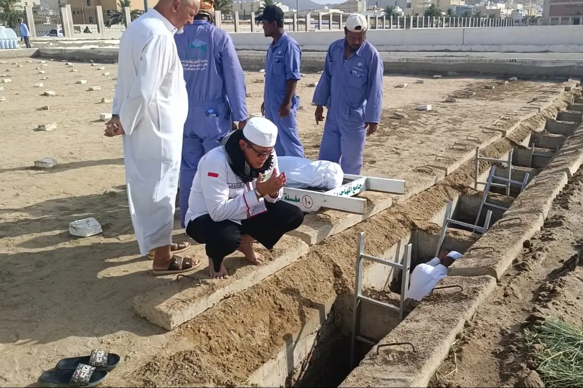 PPIH Arab Saudi mengawal prosesi pengurusan jenazah jemaah haji asal Majalengka, Suharja Wardi bin Ardi mulai dari dimandikan, disholatkan di Masjidil Haram, hingga dimakamkan di Saraya, Makkah. (FOTO: MCH PPIH ARAB SAUDI 2023)