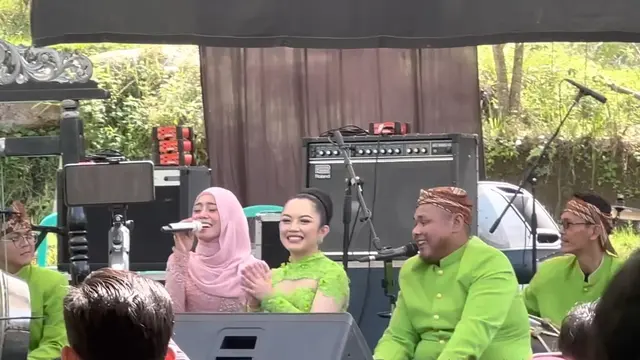 Lesti Kejora menghadiri pernikahan adik dari ibunya, Indi Nuraidah di Cianjur (Foto: Youtube Pramana Channel)