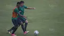 Pemain Timnas Indonesia, Gavin Kwan, berebut bola dengan Saddil Ramdani, saat latihan di Stadion UKM, Selangor, Sabtu (19/8/2017). Latihan ini merupakan persiapan jelang laga SEA Games melawan Timor Leste. (Bola.com/Vitalis Yogi Trisna)
