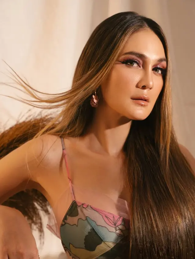 Potret Luna Maya Kenakan Dress Koo Moon Young. (Sumber: Instagram/lunamaya)