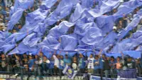 Aksi Bomber Persib membentangkan kain biru dan putih saat Persib Bandung melawan Arema Cronus pada laga Torabika SC 2016 di Stadion Si Jalak Harupat, Soreang, Bandung, Sabtu (27/8/2016). (Bola.com/Nicklas Hanoatubun)