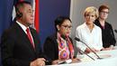 Menhan RI Ryamizard Ryacudu (kiri) dan Menlu Retno Marsudi (kedua kiri) memberi keterangan usai pertemuan dengan Menlu Australia Julie Bishop serta Menhan Australia Marise Payne di Sydney (16/3). (AFP Photo/Pool/William West)
