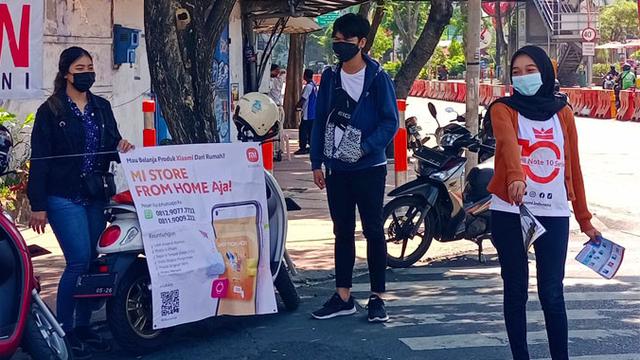 Siasati PPKM Level 4, Karyawan Mi Store Promosi di Jalanan Surabaya