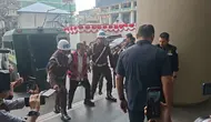 Penampakan Eks Jampidsus Febrie Tiba di Kejagung untuk Diperiksa TPPU