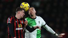 Pemain Liverpool, Darwin Nunez (kanan) berduel udara dengan pemain Bournemouth, Illia Zabarnyi pada laga lanjutan Liga Inggris 2023/2024 di Vitality Stadium, Bournemouth, Inggris, Minggu (21/01/2024) waktu setempat. (AFP/Adrian Dennis)