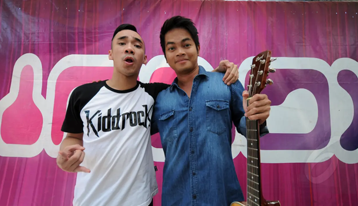 Dibya Dika (kanan) berpose bersama Ikmal Tobing usai beraksi bersama di panggung inBox di Cibinong Square, Bogor, Kamis (29/1/2015). Dibya Dika merupakan pemenang kedua Music Video Contest yang digelar Vidio.com. (Liputan6.com/Helmi Fithriansyah)