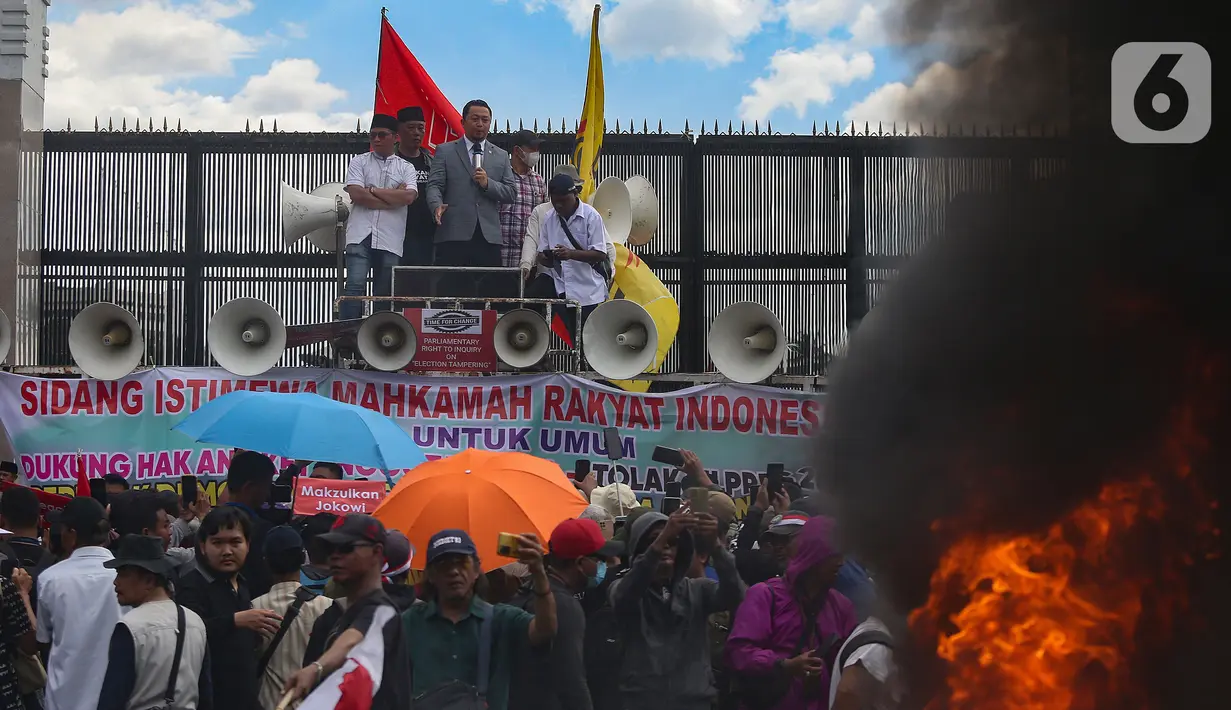Massa juga mendesak agar DPR RI segera menggunakan Hak Angket untuk memeriksa kecurigaan terjadinya kecurangan atau pun pelanggaran pada Pemilu 2024. (merdeka.com/Arie Basuki)
