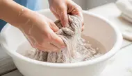 6 Cara Mencuci Pakaian dengan Tangan Tanpa Merusak Kain, Praktis dan Aman