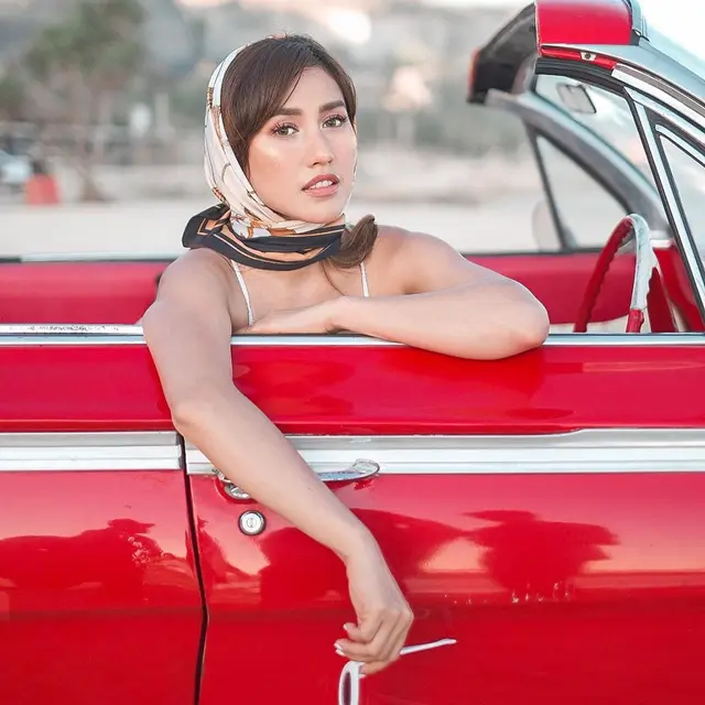 7 Pesona Louise Anastasya dengan Gaya Vintage Ala Selena Gomez