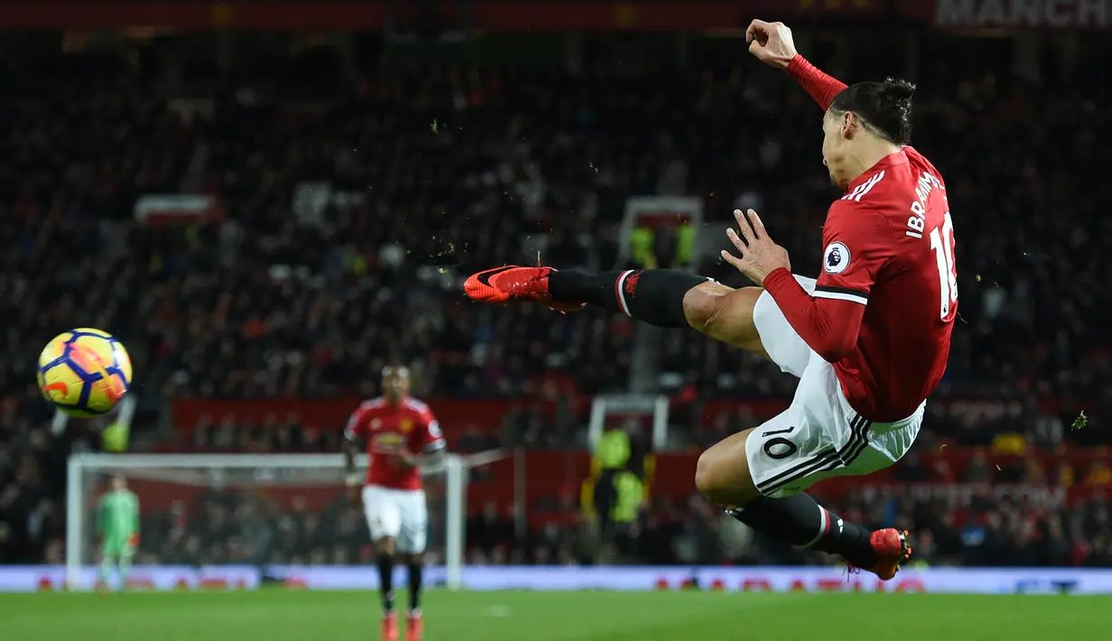Pemain MU, Zlatan Ibrahimovic melakukan tendagan dalam laga pekan ke-12 Liga Primer Inggris di Old Trafford, Minggu (19/11). Ibra menunjukkan performa menawan lewat aksi tendangan salto yang sempat membahayakan gawang Newcastle United. (Oli SCARFF/AFP)